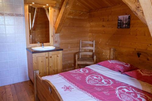 - une chambre avec un lit et un lavabo dans une cabine dans l'établissement Chez Merlin, à Glières-Val-de-Borne