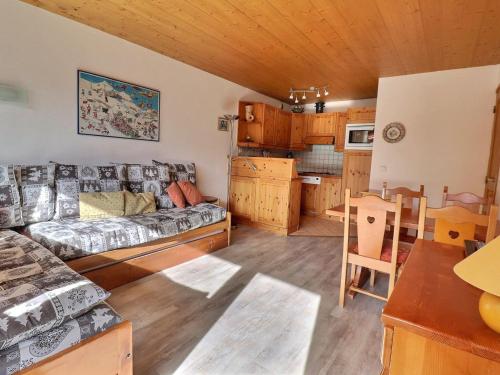 un salon avec un canapé et une cuisine dans l'établissement Charmant appart 2P, balcon sud, 5 pers, Méribel, animaux admis - FR-1-182-38, à Méribel