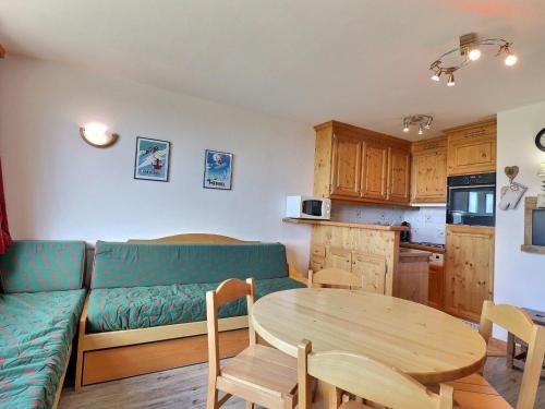un salon avec un canapé et une table dans l'établissement Appartement de Charme 3* à Méribel, 2 Pièces, Animaux admis, Wi-Fi gratuit, 4 Pers - FR-1-182-41, à Méribel
