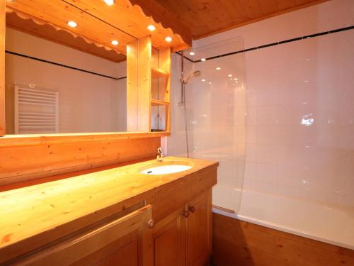 une salle de bain avec un lavabo et un miroir dans l'établissement Appartement de Charme 3* à Méribel, 2 Pièces, Animaux admis, Wi-Fi gratuit, 4 Pers - FR-1-182-41, à Méribel
