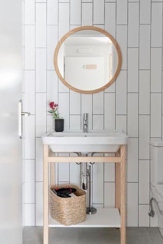 a bathroom with a sink and a mirror at BAO 3 Apartamento con terraza in Somo