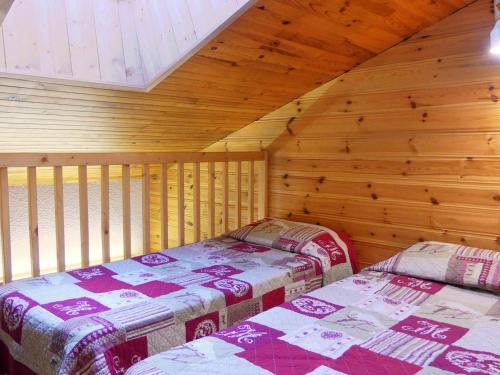 - une chambre avec 2 lits dans un grenier en bois dans l'établissement Duplex 3 Pièces pour 6 Pers. avec Wi-Fi à Méribel - FR-1-182-176, à Méribel