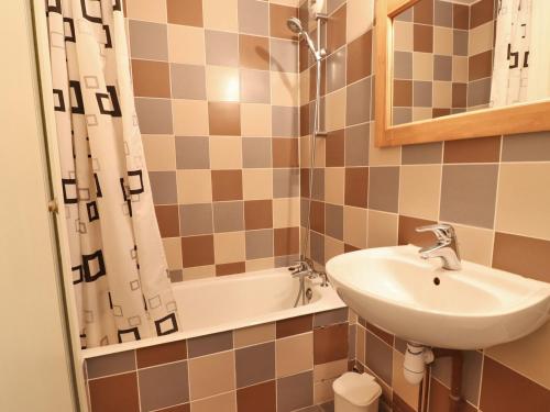 une salle de bain avec un lavabo et une baignoire dans l'établissement Appartement Chaleureux sur Pistes - Balcon, 4 Pers, Bien Équipé, Proche Commodités - FR-1-182-52, à Méribel