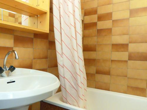 une salle de bain avec un lavabo et un rideau de douche dans l'établissement Studio Lumineux au Pied des Pistes avec Terrasse Sud - FR-1-182-83, à Méribel