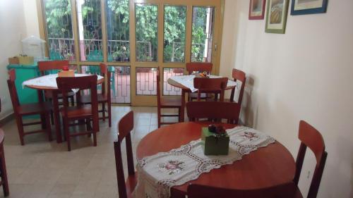 En restaurant eller et spisested på La Casa de Pedro Hostel