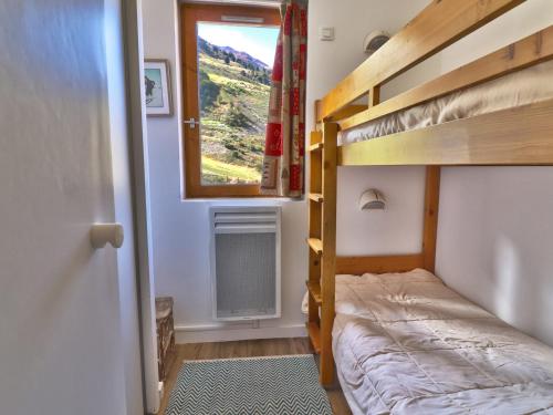 - une petite chambre avec des lits superposés et une fenêtre dans l'établissement Charmant Duplex Skis aux Pieds, Proche Commerces, Méribel - FR-1-182-109, à Méribel
