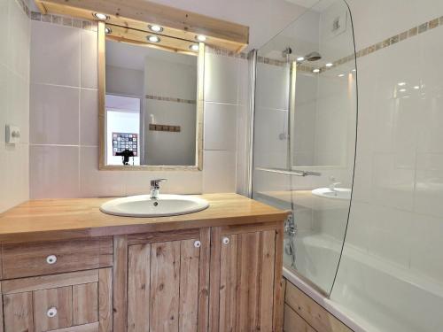 une salle de bain avec un lavabo et une douche dans l'établissement Charmant 2 Pièces au Pied des Pistes avec Balcon Sud - Les Allues - FR-1-182-126, à Méribel