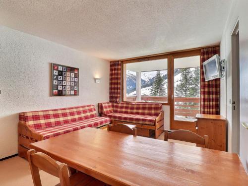 un salon avec deux canapés et une table dans l'établissement Charmant 2 Pièces au Pied des Pistes avec Balcon Sud - Les Allues - FR-1-182-126, à Méribel
