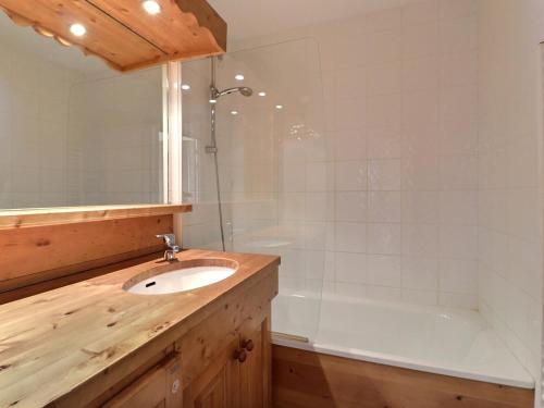 une salle de bain avec un lavabo et une baignoire dans l'établissement Charmant appart 2 pièces avec mezzanine, balcon sud, proche pistes - 6 pers - FR-1-182-154, à Méribel