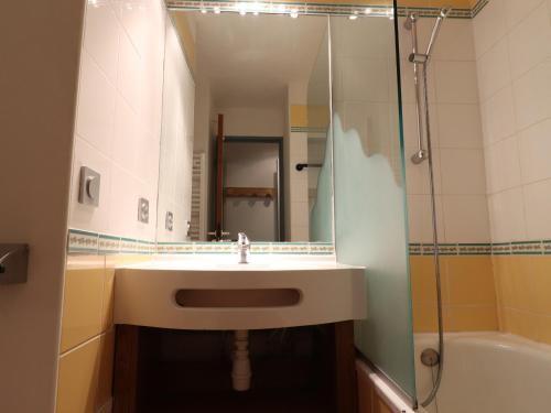 une salle de bain avec un lavabo, un miroir et une baignoire dans l'établissement Charmant Studio Pied des Pistes, Balcon, Animaux Bienvenus - Méribel - FR-1-182-197, à Les Allues
