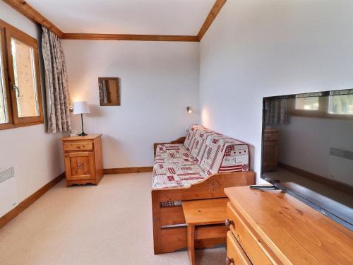 un salon avec un canapé et une télévision à écran plat dans l'établissement Charmant 2 pièces 4 pers. - Méribel, balcon, Wi-Fi, non-fumeur - FR-1-182-190, à Méribel