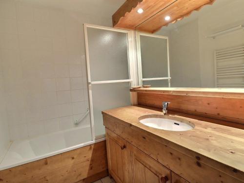 une salle de bain avec un lavabo et une baignoire dans l'établissement Charmant 2 pièces 4 pers. - Méribel, balcon, Wi-Fi, non-fumeur - FR-1-182-190, à Méribel