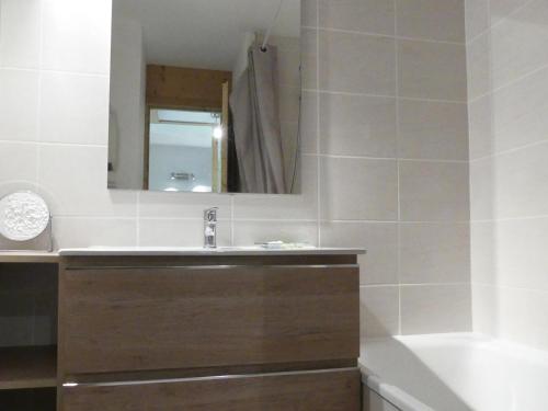 une salle de bain avec un lavabo et un miroir dans l'établissement Charmant 2 Pièces sur Les Pistes, Proche Commerces, Animaux Admis, 4 Personnes - FR-1-182-203, à Les Allues
