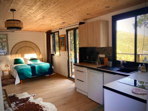 une chambre avec une cuisine et une chambre avec un lit dans l'établissement Roulotte et Tiny house, à Mons