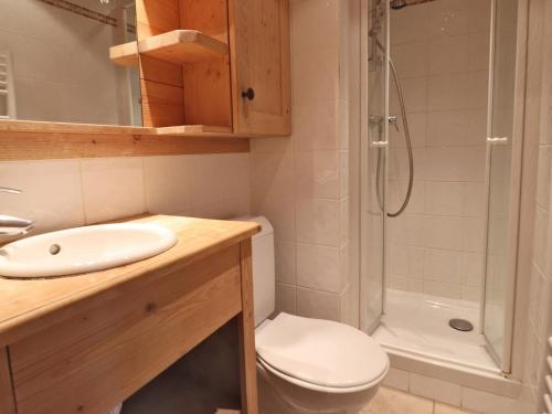 La salle de bains est pourvue d'un lavabo et d'une douche. dans l'établissement Studio Charmant, Skis aux Pieds, Proche Centre, 2-3 Pers, Wi-Fi Inclus - FR-1-182-200, à Les Allues