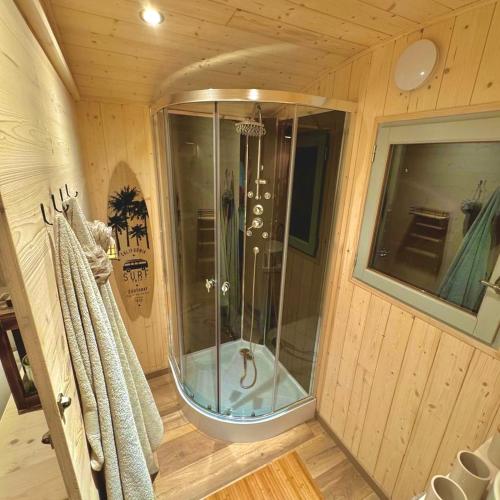 une douche à l'italienne dans une pièce d'une maison dans l'établissement Roulotte et Tiny house, à Mons
