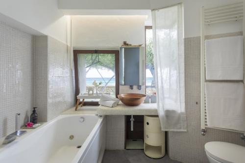 Un baño con bañera, lavabo e inodoro. en Villa Talia 4 by Massimo Villas, en Cefalú