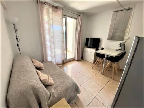 un salon avec un canapé et une table dans l'établissement Le Désirade proche mer, à La Ciotat