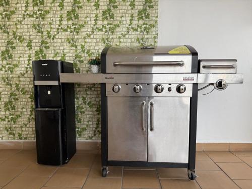 a kitchen with a stove and a counter with a grill at Aptahotel Guest House in San Gil