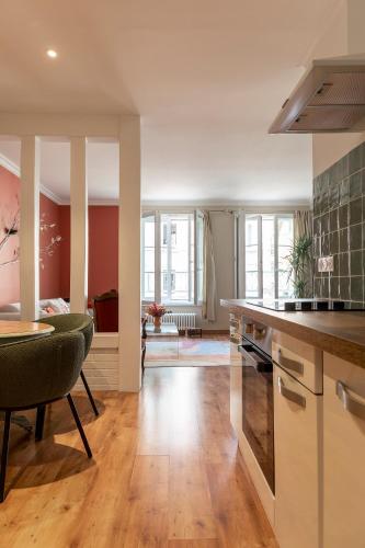 une cuisine avec une table et des chaises dans une pièce dans l'établissement Authentique 2 chambres, Hyper centre, french Corner, à Troyes