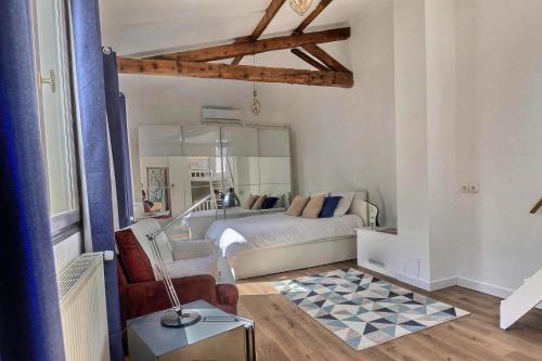 une chambre avec un lit blanc et un miroir dans l'établissement Duplex de Luxe, à Paris