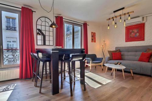un salon avec une table et un canapé dans l'établissement Duplex de Luxe, à Paris