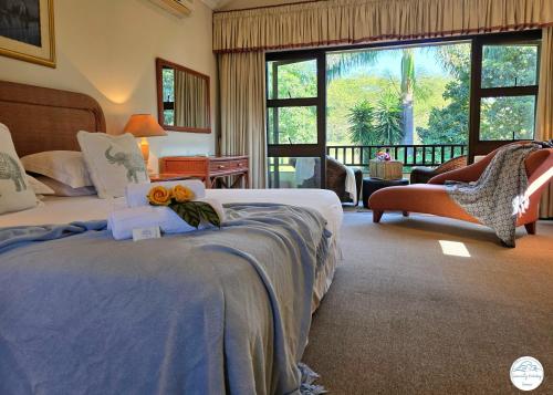Un dormitorio con una cama con flores. en Villa A13 - Selborne Golf Estate, en Pennington