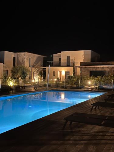 une piscine devant un immeuble la nuit dans l'établissement Villa ASTRAGALE T3, à Lecci