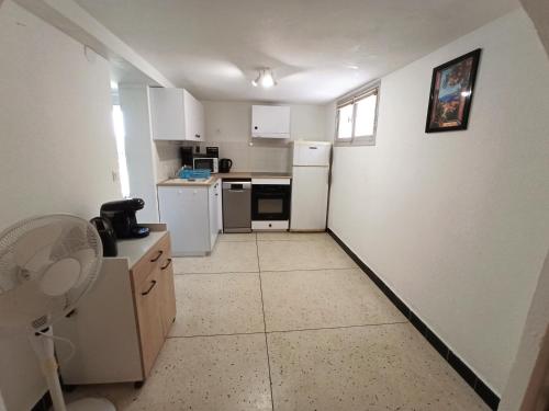 Il comprend une petite cuisine équipée d'un réfrigérateur et d'une cuisinière. dans l'établissement T2 en rez de jardin d'une villa à saint aygulf à 800 m d'une calanque-mer à pied, à Fréjus