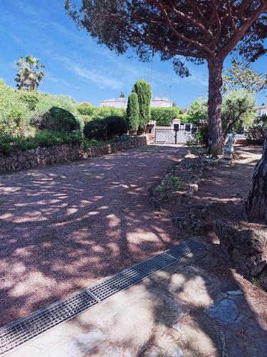 T2 en rez de jardin d'une villa à saint aygulf à 800 m d'une calanque-mer à pied