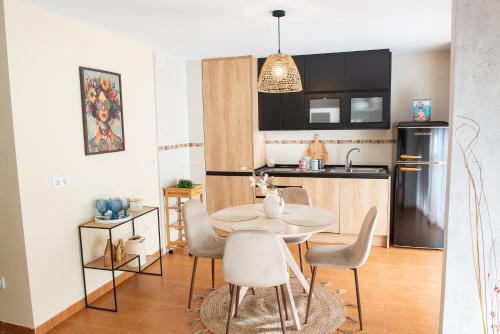Η κουζίνα ή μικρή κουζίνα στο Apartamentos Eras Centro
