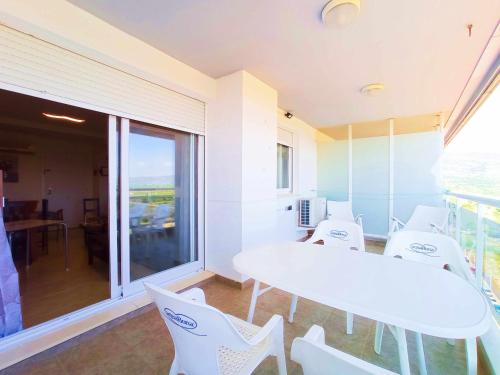a white dining room with a table and white chairs at AyF VISTAS A LA PLAYA MORRO DE GOS Y WIFI in Oropesa del Mar