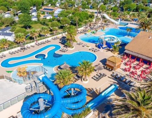 une vue aérienne d'une piscine dans un complexe hôtelier dans l'établissement Mobil home camping Marisol toreilles, à Torreilles