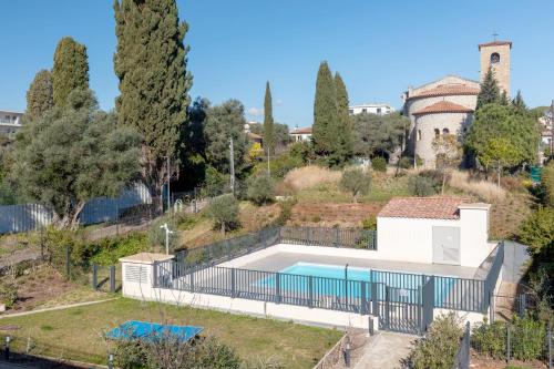 une vue aérienne d'une villa avec piscine dans l'établissement Magnifique Rooftop a Antibes, à Antibes