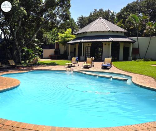 una piscina con dos sillas y un cenador en Villa A13 - Selborne Golf Estate, en Pennington