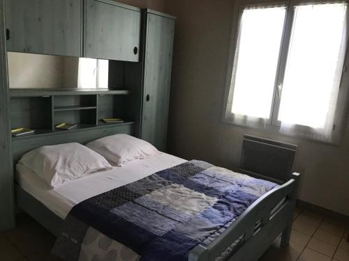 - une chambre avec un lit, une armoire et 2 fenêtres dans l'établissement Ardèche à Retourtour à 200m de la rivière - pour 7 jours mini, à Lamastre