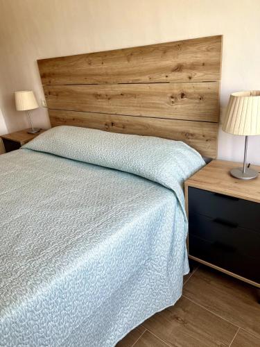 Ένα ή περισσότερα κρεβάτια σε δωμάτιο στο Apartment with a pool near the beach