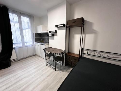 Belle Bellot appart 1 room Paris center