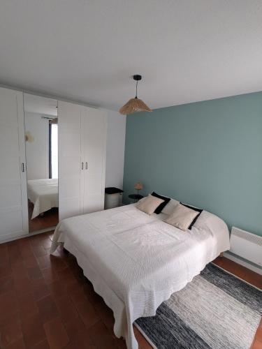 - une chambre avec un grand lit blanc dans l'établissement Appartement six personnes proche de la mer, à Six-Fours-les-Plages