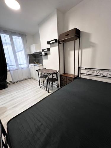 une pièce vide avec une table et des chaises dans l'établissement Belle Bellot appart 1 room Paris center, à Paris