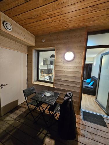 une chambre avec une table et des chaises dans une maison dans l'établissement Grand studio dans centre ville, à Montmélian