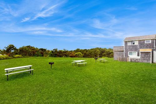Ein Garten an der Unterkunft Large Studio with Patio and Pool