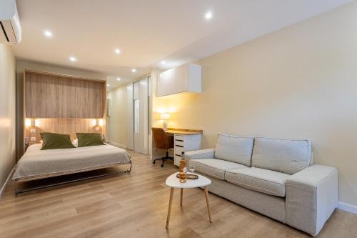 un salon avec un canapé et un lit dans l'établissement La Cabane du Port WIFI/Plages, à Hyères