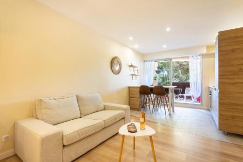 un salon avec un canapé et une table dans l'établissement La Cabane du Port WIFI/Plages, à Hyères