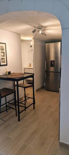 une salle à manger avec une table et un réfrigérateur dans l'établissement Studio vacances, à Toulon