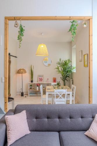 un salon avec un canapé et une table dans l'établissement Grand appartement cosy - T3 en Hyper centre, à Mont-de-Marsan