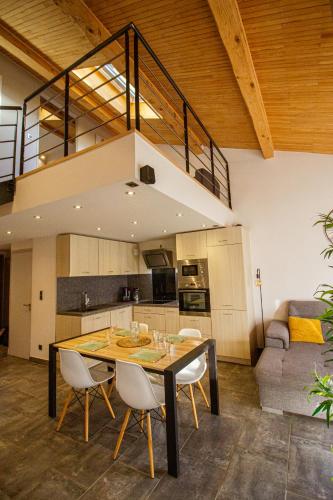 une cuisine et une salle à manger avec une table et des chaises dans l'établissement ADB - parking, balcon et centre ville, à Albertville