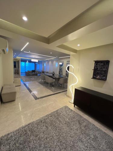 Χώρος καθιστικού στο Irama House -Luxury Sea View Apartment in Alexandria