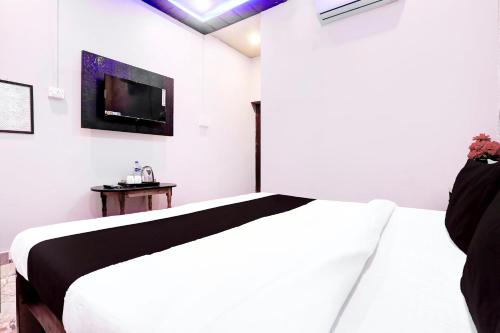 En eller flere senge i et værelse på Hotel O S B Guest house