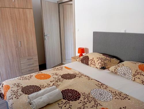 Charming 2-Bed Apartment in Okrug Gornji